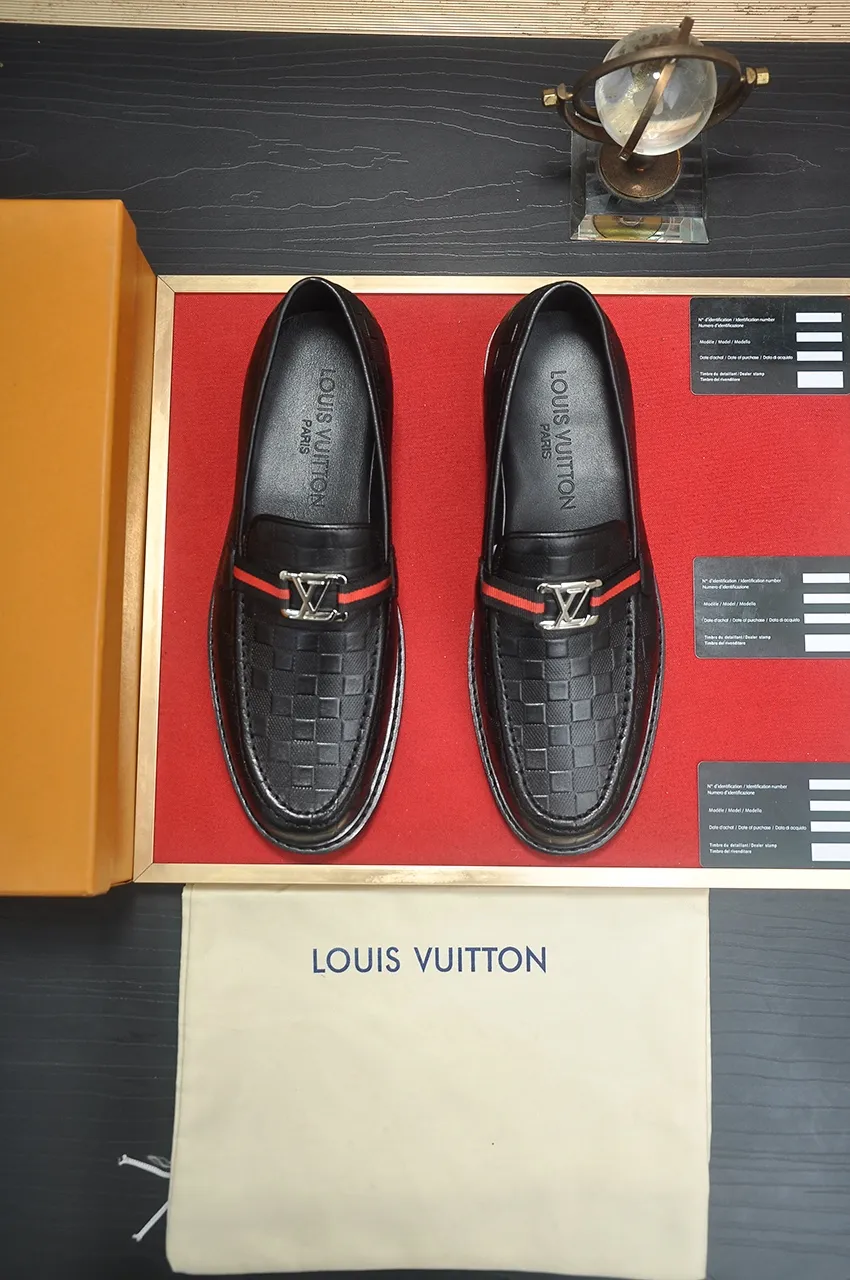 Men's men's shoes 💰460💶 [LV] (original single cowhide lining) 🍀LV's latest genuine leather business suit shoes are launched simultaneously on the official website. The first-layer cowhide imported from Italy is made of heavy gold, 💥1:1 rubber outsole from the official website. Versatile to wear, high-end without losing class, and the color combination is extraordinary. This four-season style is alluring when worn on your feet, showing off your big-name flair. Standard code 38-45 (45 customized)